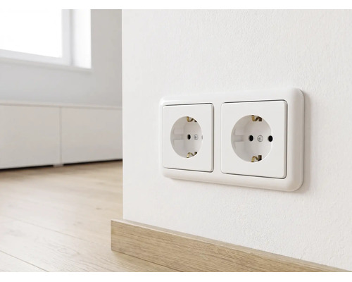Dubbel geaard stopcontact horizontaal gemonteerd op een muur boven een houten plint in een lichte, moderne kamer.