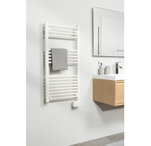 Moderne badkamer met witte elektrische handdoekradiator, grijze handdoek, houten wastafelmeubel met wasbak en een grote spiegel.