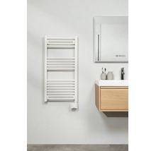 Elektrische ladder-handdoekradiator in de badkamer naast een houten wastafelmeubel en een spiegel.