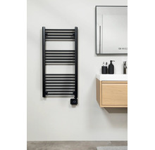 Moderne elektrische handdoekradiator in zwart met digitale thermostaat, gemonteerd naast een houten wastafelmeubel in een lichte badkamer.