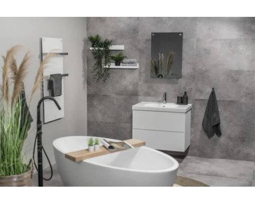 Moderne badkamer met vrijstaand bad, wit badmeubel en grijze tegels met betonlook.