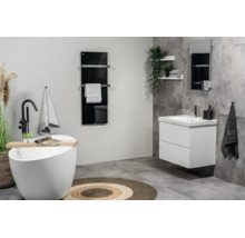 Moderne badkamer met vrijstaand ligbad, wit wastafelmeubel, zwarte radiator en grijze vloertegels.