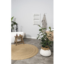Moderne lichte badkamer met vrijstaand bad, zwarte vrijstaande kraan, witte handdoekradiator, houten krukje en rond jute vloerkleed.