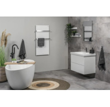 Moderne badkamer met vrijstaand bad, wastafelmeubel, infraroodverwarming met handdoekhouders en grijze tegels met steenlook.
