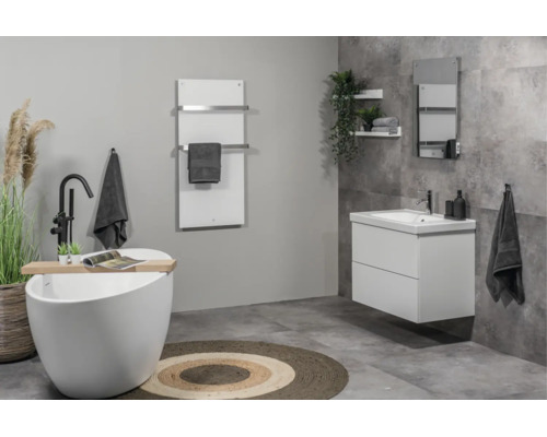 Moderne badkamer met vrijstaand bad, wastafelmeubel, infraroodverwarming met handdoekhouders en grijze tegels met steenlook.