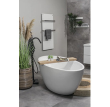 Lichte, moderne badkamer met vrijstaand wit bad, zwarte staande kraan, handdoekradiator en decoratieve houten elementen.