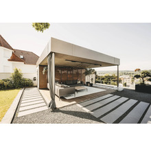 Moderne, lichte pergola van metaal met houten lamellenwand, gordijnen en loungeset op een houten terras in de tuin.