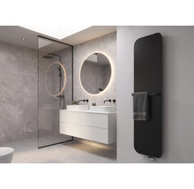 Moderne badkamer met marmeren wandtegels, wit wastafelmeubel, ronde verlichte spiegel, inloopdouche met zwart frame en zwarte radiator.