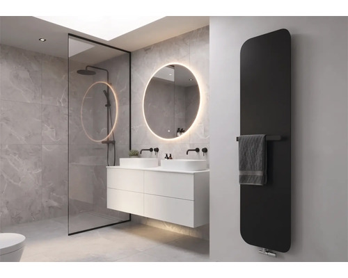 Moderne badkamer met marmeren wandtegels, wit wastafelmeubel, ronde verlichte spiegel, inloopdouche met zwart frame en zwarte radiator.