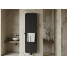 Moderne verticale paneelradiator in badkamer met stenen wanden, waskom en handdoekhouder met witte handdoek.