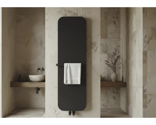 Moderne verticale paneelradiator in badkamer met stenen wanden, waskom en handdoekhouder met witte handdoek.
