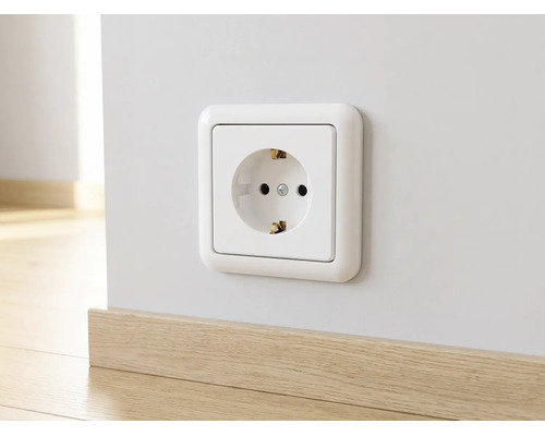 Geaard stopcontact in wit, gemonteerd op een lichte wand boven een plint met houtlook.