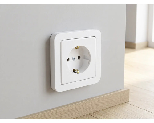 Wit geaard stopcontact met een afgerond frame gemonteerd op een muur boven een houten plint.