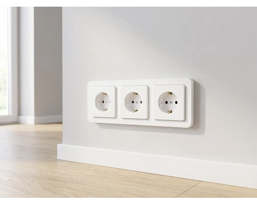 Drievoudig stopcontact horizontaal gemonteerd op een muur boven een plint in een moderne kamer met houten vloer.