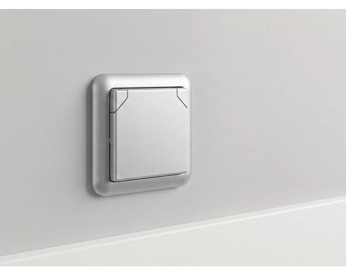 Wandcontactdoos met klapdeksel in zilver voor inbouwmontage.