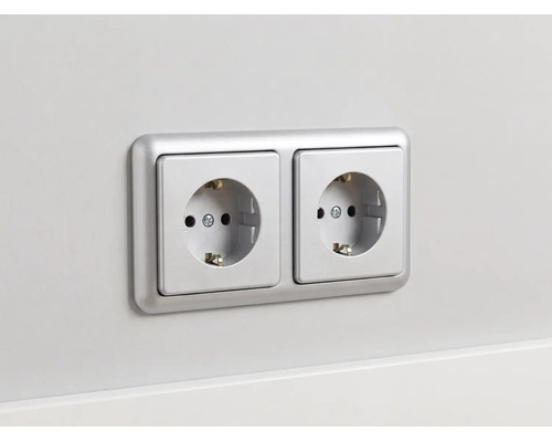 Dubbele wandcontactdoos met randaarde in zilver metallic voor inbouw.