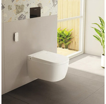 Modern wandhangend, randloos douche-wc in een lichte badkamer met afstandsbediening, bedieningsplaat en VitrA Logo.
