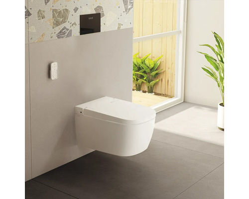Modern wandhangend, randloos douche-wc in een lichte badkamer met afstandsbediening, bedieningsplaat en VitrA Logo.
