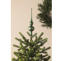 Kerstboompiek met sterrenpatroon op een kunstkerstboom met verlichting.