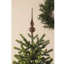 Glazen kerstboompiek met glitterdecoratie op de top van een kerstboom met verlichting.