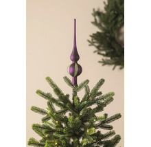 Paarse glazen kerstboompiek met glinsterende details op een kunstkerstboom met verlichting.