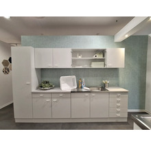 Moderne witte kitchenette in minimalistische stijl met hoge kast, bovenkasten, roestvrijstalen gootsteen en onderkasten.