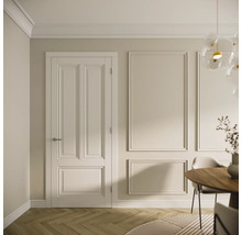 Witte binnendeur met drie panelen in een lichte kamer met wandlijsten, visgraatparket en een moderne eethoek.