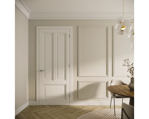 Witte binnendeur met drie panelen in een lichte kamer met wandlijsten, visgraatparket en een moderne eethoek.