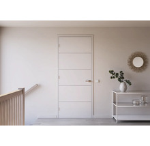 Witte binnendeur met vijf horizontale groeven en metalen klink in een lichte, moderne gang met houten trapleuning en wit rek.