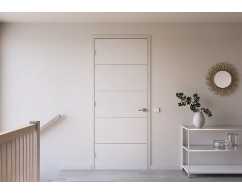 Witte binnendeur met vijf horizontale groeven en metalen klink in een lichte, moderne gang met houten trapleuning en wit rek.