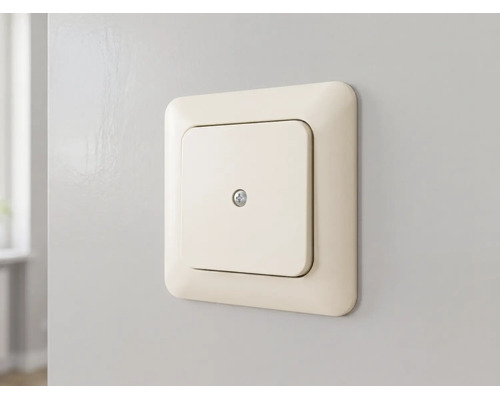 Crèmekleurige lichtschakelaar met afdekraam van kunststof aan een muur gemonteerd.