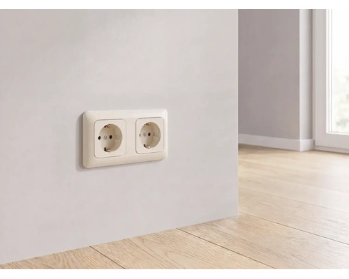 Dubbele wandcontactdoos gemonteerd op een lichte muur boven een houten vloer in een moderne, lichte kamer.