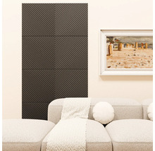 Akoestische panelen met ribstructuur in V-vorm aan een wand achter een beklede bank naast een ingelijst schilderij.