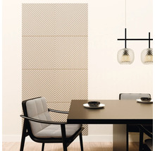 Moderne eetkamer met beige wandpanelen met chevronpatroon, een donkerhouten eettafel en stoelen met stoffen bekleding met patroon.