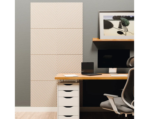 Akoestische wandpanelen met diagonaal ribbelpatroon in een modern ingericht thuiskantoor naast een bureau.