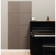 Akoestische panelen met diagonaal lijnenpatroon op een muur achter een zwarte piano in een lichte kamer met houten vloer.
