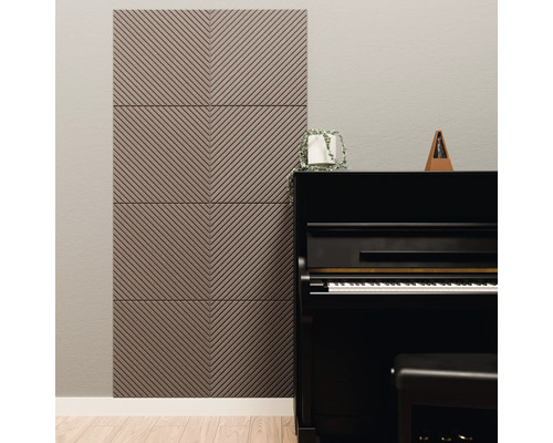 Akoestische panelen met diagonaal lijnenpatroon op een muur achter een zwarte piano in een lichte kamer met houten vloer.