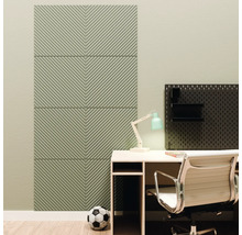 Moderne werkplek met acht akoestische panelen in visgraatpatroon aan de muur naast een bureau, bureaustoel en gaatjesbord.