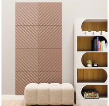 Zes akoestische panelen met een diagonaal ribbelpatroon op de muur in een lichte, modern ingerichte kamer met bank en plank.