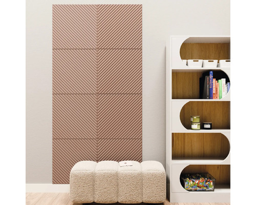 Zes akoestische panelen met een diagonaal ribbelpatroon op de muur in een lichte, modern ingerichte kamer met bank en plank.