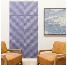 Paarse akoestische panelen met diagonaal patroon op een wand in een lichte kamer met bruine fauteuils en een schilderij.