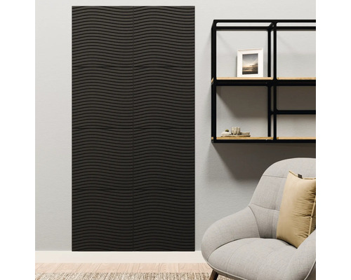 Donker akoestisch paneel met golfpatroon aan een wand in een moderne woonkamer naast een lichte fauteuil en een wandrek.