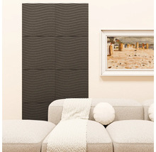 Woonkamer met donker wandpaneel met horizontaal golfpatroon. Daarnaast een lichte bank met sierkussen, deken en een ingelijst schilderij aan de wand.