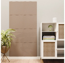 Modern interieur met een 3D wandpaneel met golfstructuur, een kast met rotan details en een kamerplant.