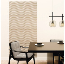 Moderne eetkamer met 3D-wandpanelen met golfpatroon, een donkere eettafel en stoelen met visgraatmotief.