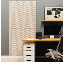 Moderne werkplek met akoestische panelen aan de muur. De panelen hebben een golfpatroon. Bureau met monitor en laptop.
