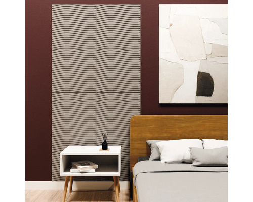 Wandpaneel met golfpatroon in een slaapkamer naast een houten bed en een wit nachtkastje.