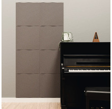 Akoestische panelen met golfstructuur op een muur naast een zwarte piano.
