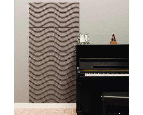 Akoestische panelen met golfstructuur op een muur naast een zwarte piano.