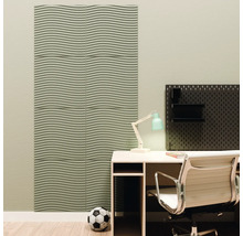 Akoestische panelen met golfstructuur aan de wand van een lichte, modern georganiseerde werkkamer met bureau, bureaustoel en gaatjesbord.